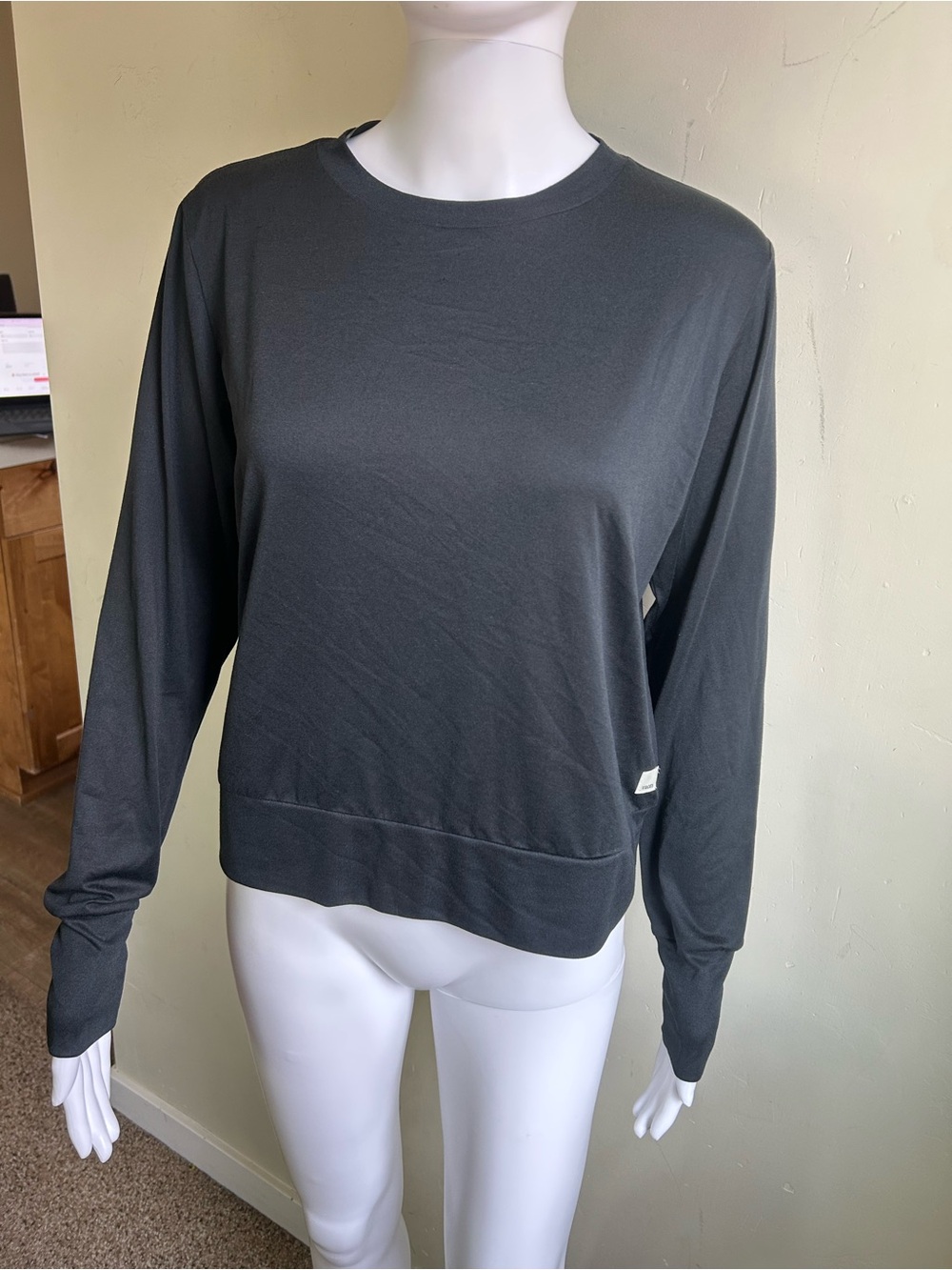 ▶️ Vuori Womens M Black Performance Crewneck Pullover Long Sleeve Cropped Top - Picture 14 of 14